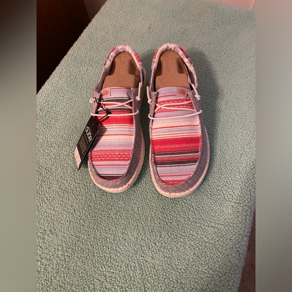 Hey Dude Womens Wendy size 9 red grey white NWT and box - Picture 2 of 6